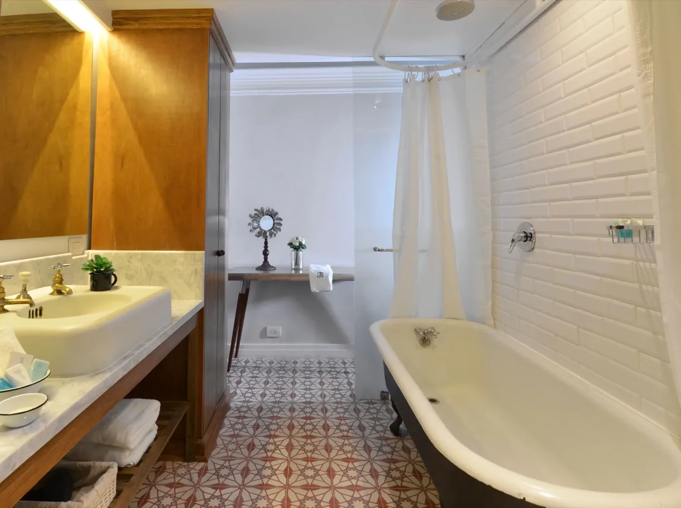 Luxury King — baño con tina en Casa Goliana